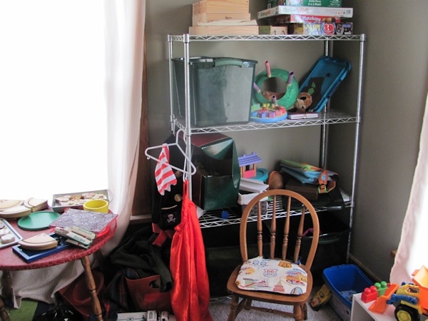 Bad playroom shelving