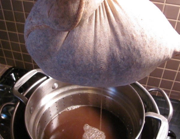 Draining liquid from the grain bag