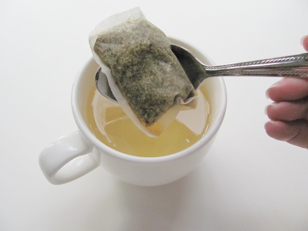 How to remove a stringless tea bag from water